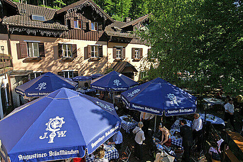 Eine Idylle im Grünen: Im Mühlthal-Biergarten sitzt man umgeben von Bäumen vor dem ehemaligen Jagdhaus der Wittelsbacher &ndash; direkt an der Würm.
