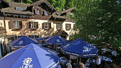Eine Idylle im Grünen: Im Mühlthal-Biergarten sitzt man umgeben von Bäumen vor dem ehemaligen Jagdhaus der Wittelsbacher – direkt an der Würm. Eine Idylle im Grünen: Im Mühlthal-Biergarten sitzt man umgeben von Bäumen vor dem ehemaligen Jagdhaus der Wittelsbacher – direkt an der Würm.