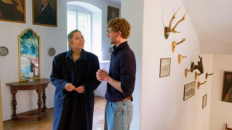 Carolin von der Groeben besucht Caspar Freiherr von Gumppenberg, der sein Schloss seit Kurzem der Öffentlichkeit zugänglich macht. Carolin von der Groeben besucht Caspar Freiherr von Gumppenberg, der sein Schloss seit Kurzem der Öffentlichkeit zugänglich macht.