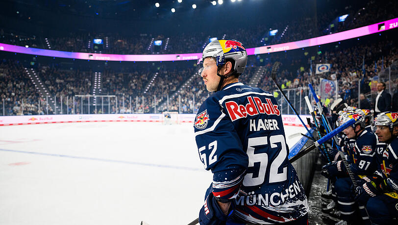 Der EHC-Kapitän schaut ganz genau hin: Patrick Hager blickt auf das Eis des SAP Gardens. Der EHC-Kapitän schaut ganz genau hin: Patrick Hager blickt auf das Eis des SAP Gardens.