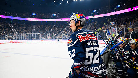Der EHC-Kapit&auml;n schaut ganz genau hin: Patrick Hager blickt auf das Eis des SAP Gaardens.