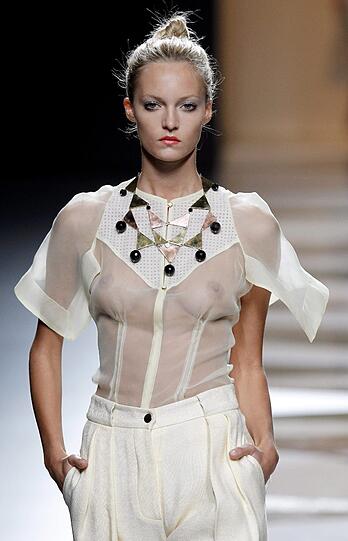 Bei der Fashion Week in Madrid lassen Models für Mercedes-Benz tief blicken. In der Welt der "Stars und Sternchen" gibt es genügend Beispiele für extrem offenherzige Mode - klicken Sie sich in der Bilderstrecke durch die größten Kleiderpannen und Hingucker der Promis.