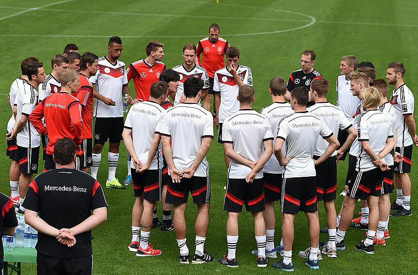 Jogi Löw mit dem WM-Kader des DFB beim ersten Training in Südtirol.