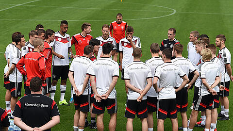 Jogi Löw mit dem WM-Kader des DFB beim ersten Training in Südtirol.