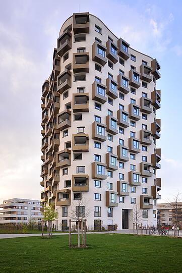 Koppstraße 40: 	Bauherr: Pandion Real Estate GmbH, München, Architekten: Hierl Architekten, München, Besonderheit: Balkone schrauben sich wie eine Helix die Fassade hoch