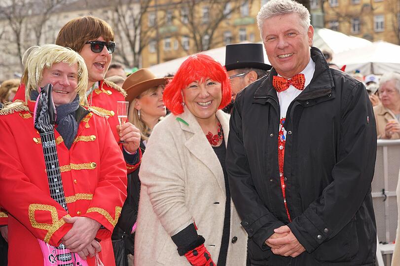 ... und hier SPD Stadträte mit OB Gattin Petra Reiter mit roten Haaren und Oberbürgermeister Dieter Reiter...