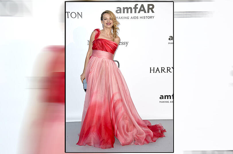 Model Petra Nemcova strahlt in rot.