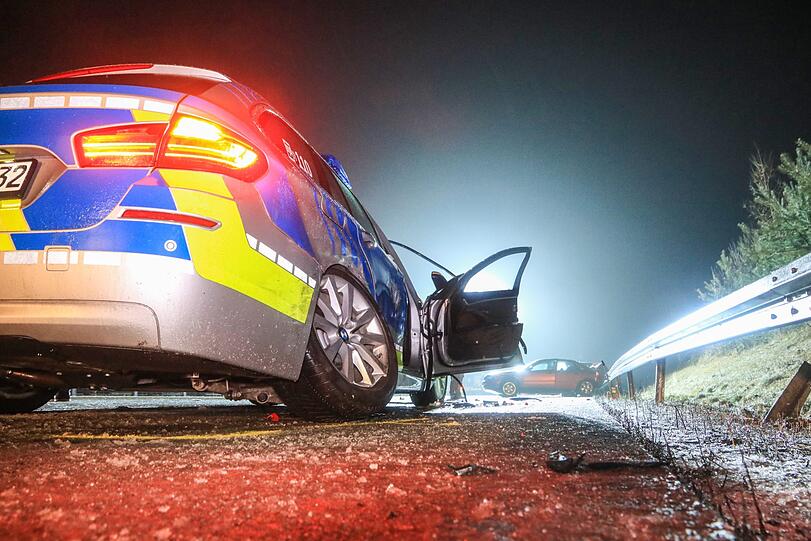 Tragischer Unfall auf der A73: Nach einem leichten Unfall mit Blechschaden wird ein Lkw-Fahrer von einem Auto erfasst und tödlich verletzt.