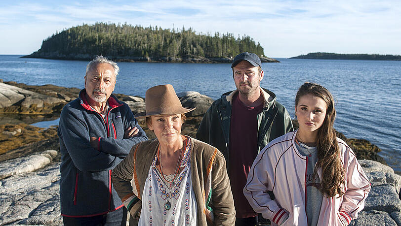 "Harrys Insel": Der Aussteiger Harry Stockowski (Wolfgang Stumph) mit der raubeinigen Susan Bennett (Katrin Sass), ihrem Sohn Jason (Philipp Rafferty) und ihrer Enkelin Jennifer (Cosima Henman) "Harrys Insel": Der Aussteiger Harry Stockowski (Wolfgang Stumph) mit der raubeinigen Susan Bennett (Katrin Sass), ihrem Sohn Jason (Philipp Rafferty) und ihrer Enkelin Jennifer (Cosima Henman)