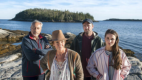 "Harrys Insel": Der Aussteiger Harry Stockowski (Wolfgang Stumph) mit der raubeinigen Susan Bennett (Katrin Sass), ihrem Sohn Jason (Philipp Rafferty) und ihrer Enkelin Jennifer (Cosima Henman)