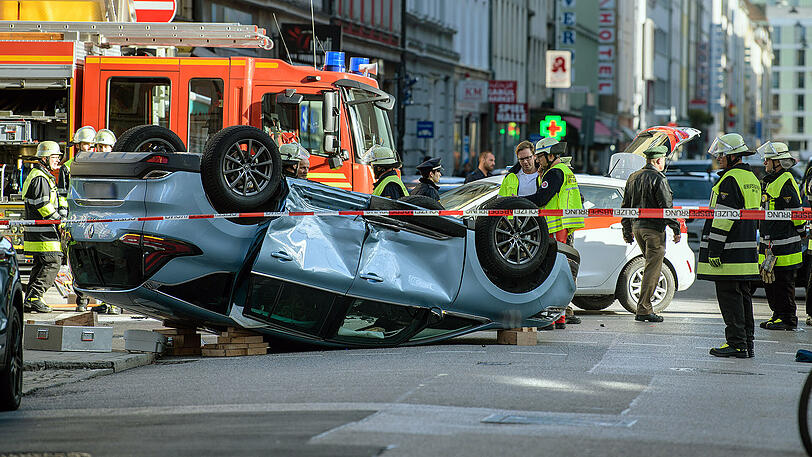 Schwerer Unfall im Bahnhofsviertel - ein Renault krachte in ein Einsatzfahrzeug der Johanniter. Die Bilder.