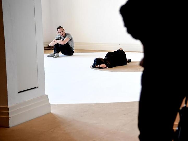 Die Performance "Two planets have been colliding for thousands of years" der Künstlerin Dora Gracia.