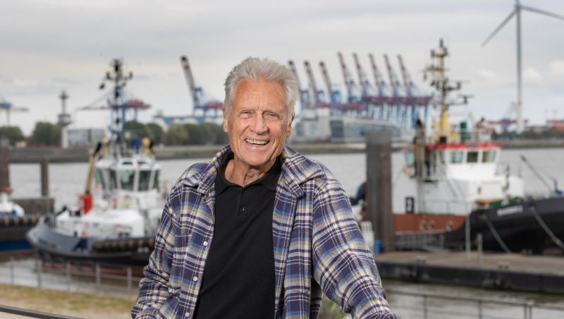 Robert Atzorn posiert im Hafen in Hamburg.