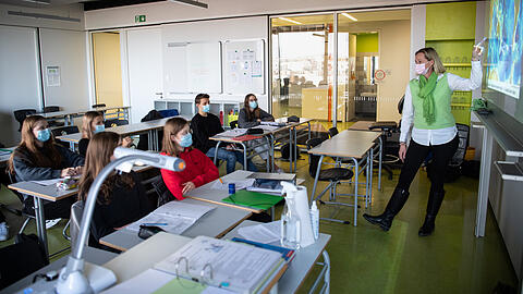 Lehrerin Meike Wiese steht im Unterricht in einem Geographie-Seminar in der Jahrgangsstufe elf am staatlichen Gymnasium in Trudering vor ihrer Klasse.