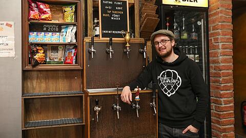 Max Heisler darf bald auch nach 22 Uhr Bier für seine Gäste zapfen.
