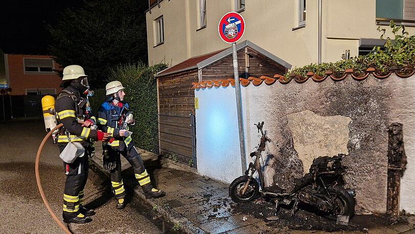 Schlimmeres verhindert: Die Feuerwehr konnte den brennenden Roller rasch löschen. Schlimmeres verhindert: Die Feuerwehr konnte den brennenden Roller rasch löschen.
