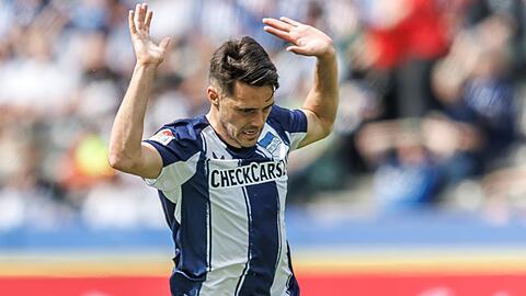 Hertha-Profi Josip Brekalo foult Felix Klaus. Daf&uuml;r gibt es Rot.