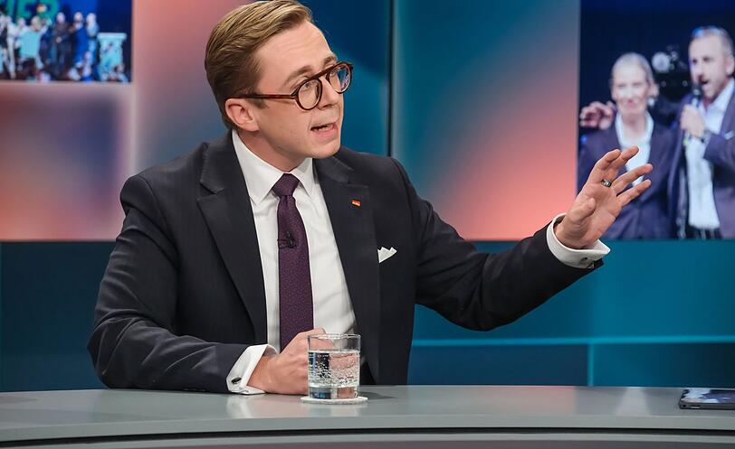 "Wenn Sie hier so große Töne spucken, dann können Sie doch mal zeigen, ob Sie was können. Da bin ich mal ganz gespannt. Ich kann nur sagen: Für das Land Sachsen-Anhalt wäre es eine Katastrophe, ins Chaos abzugleiten", warnte Philipp Amthor, CDU. "Wenn Sie hier so große Töne spucken, dann können Sie doch mal zeigen, ob Sie was können. Da bin ich mal ganz gespannt. Ich kann nur sagen: Für das Land Sachsen-Anhalt wäre es eine Katastrophe, ins Chaos abzugleiten", warnte Philipp Amthor, CDU.