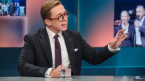 "Wenn Sie hier so gro&szlig;e T&ouml;ne spucken, dann k&ouml;nnen Sie doch mal zeigen, ob Sie was k&ouml;nnen. Da bin ich mal ganz gespannt. Ich kann nur sagen: F&uuml;r das Land Sachsen-Anhalt w&auml;re es eine Katastrophe, ins Chaos abzugleiten", warnte Philipp Amthor, CDU.