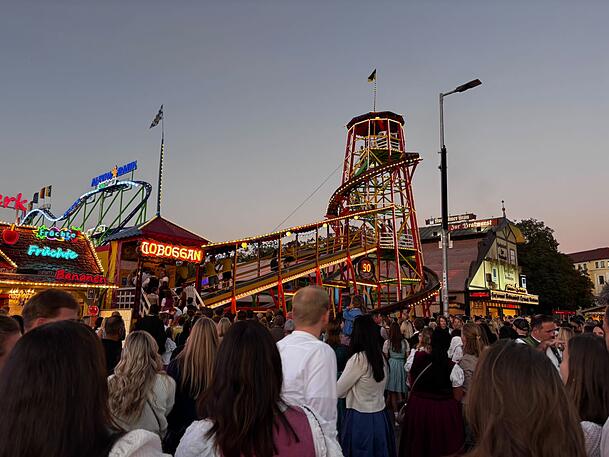 Die Wiesn-Besucher genießen das Wetter an diesem schönen Wiesn-Sonntag, Die Wiesn-Besucher genießen das Wetter an diesem schönen Wiesn-Sonntag,