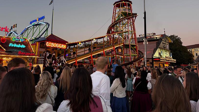 Die Wiesn-Besucher genießen das Wetter an diesem schönen Wiesn-Sonntag, Die Wiesn-Besucher genießen das Wetter an diesem schönen Wiesn-Sonntag,
