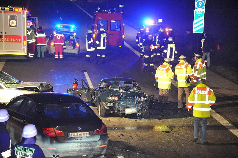 Rettungskräfte im Einsatz nach dem Unfall auf der A 92