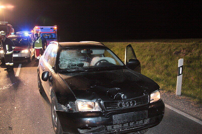 Schwerer Unfall auf der B 15: Zwei Verletzte