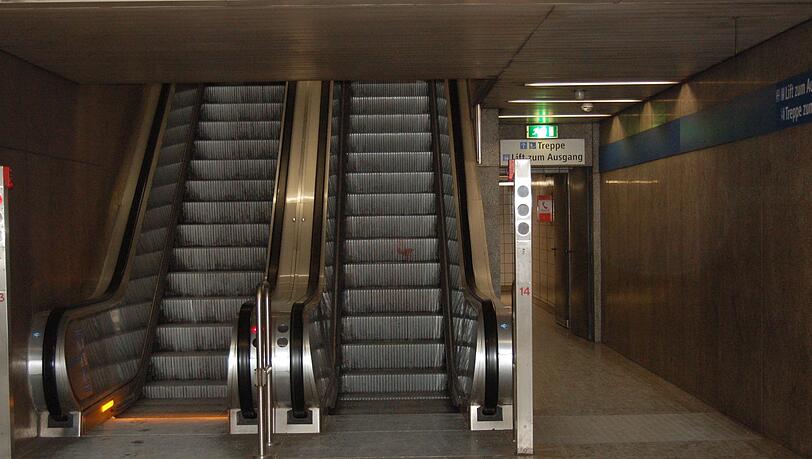 Auf der Rolltreppe zur U-Bahnstation Poccistraße hat sich am Montag ein tödlicher Unfall ereignet: Ein Rentner stürzte und starb an seinen schweren Kopfverletzungen. Auf der Rolltreppe zur U-Bahnstation Poccistraße hat sich am Montag ein tödlicher Unfall ereignet: Ein Rentner stürzte und starb an seinen schweren Kopfverletzungen.