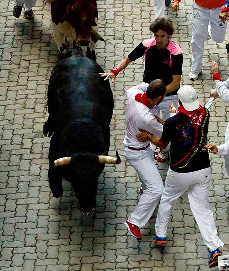 Stierhatz brutal: Aktuelle Bilder aus Pamplona.