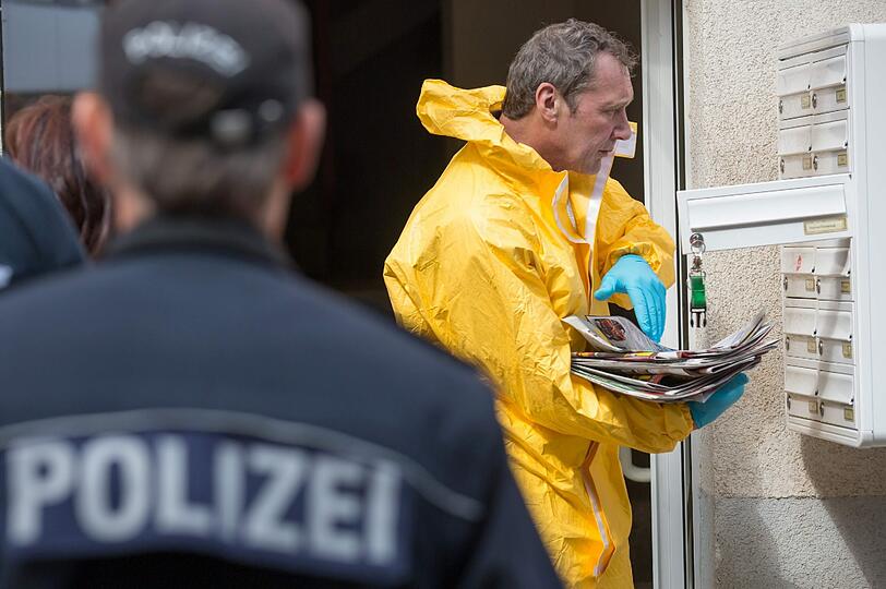 Die Spurensicherung am Tatort. Die Wohngegend gehöre angeblich nicht zu den Problembereichen der Stadt.