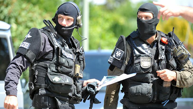 Polizisten räumten das Rathaus in Erlangen. (Symbolbild) Polizisten räumten das Rathaus in Erlangen. (Symbolbild)
