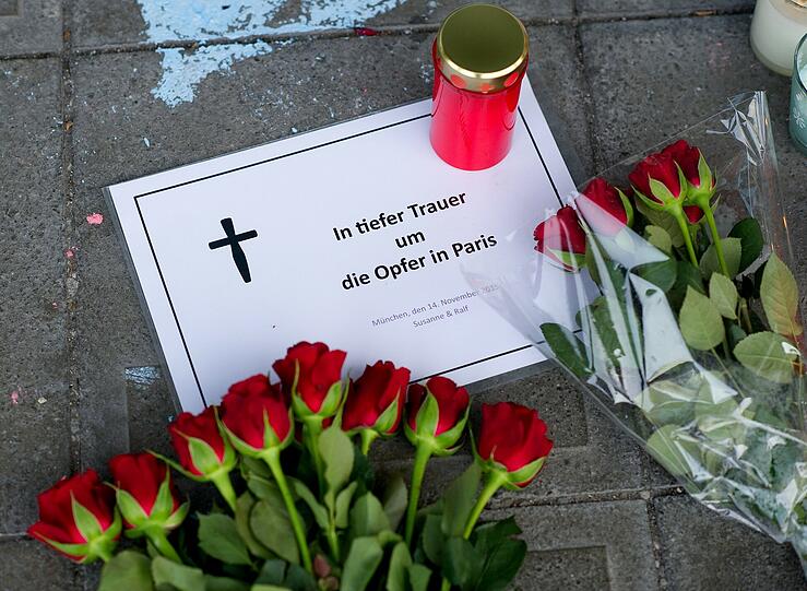 Kerzen und Blumen für die Opfer von Paris.