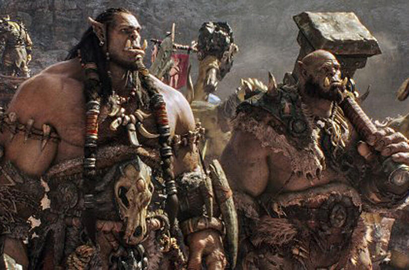 Toby Kebell (l) als Durotan in einer Szene aus &bdquo;Warcraft: The Beginning".