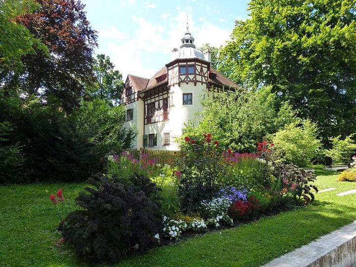 Dabei kann Laim auch so ganz anders aussehen, etwa am Laimer Anger bei der Villa Ballauf...
