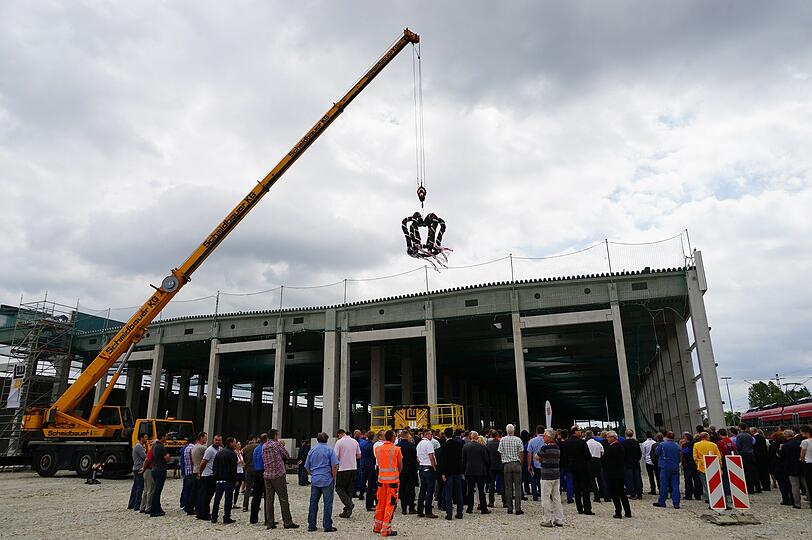 Richtfest für das neue DB-Werk in Pasing, wo künftig Regionalzüge gewartet werden.