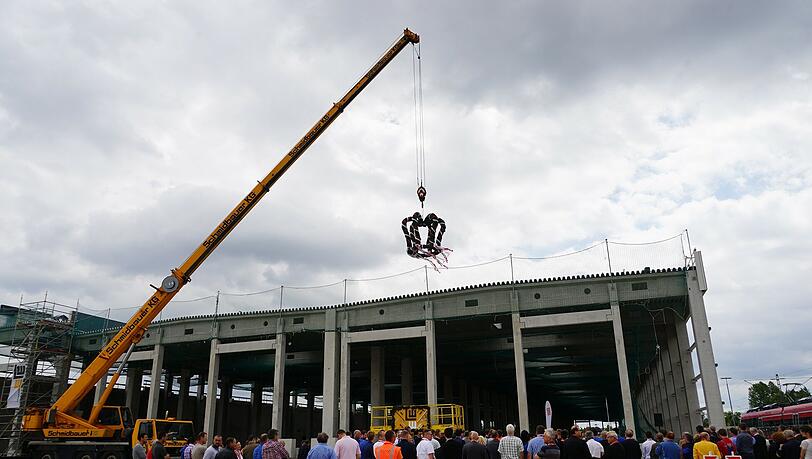 Richtfest für das neue DB-Werk in Pasing, wo künftig Regionalzüge gewartet werden. Richtfest für das neue DB-Werk in Pasing, wo künftig Regionalzüge gewartet werden.