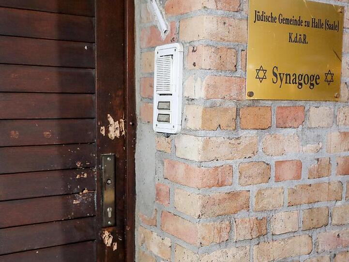 Einschusslöcher in der Tür der Synagoge in Halle.