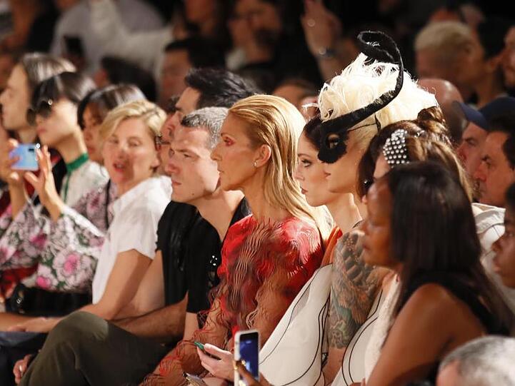 Celine Dion (5.v.r), Sängerin aus Kanada, bei der Schau von Iris van Herpen in Paris. Francois Mori
