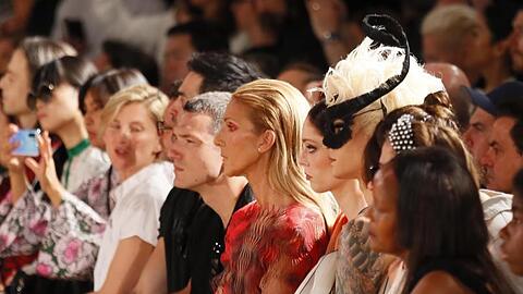 Celine Dion (5.v.r), Sängerin aus Kanada, bei der Schau von Iris van Herpen in Paris. Francois Mori