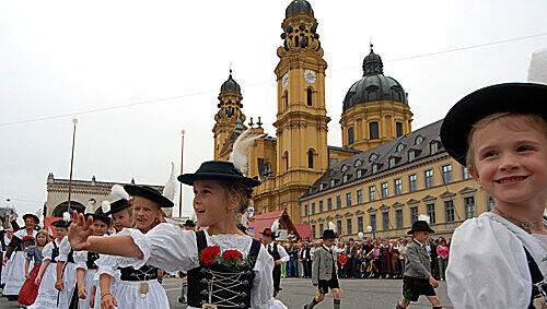 Der große Trachten-Aufmarsch zum Stadtjubiläum. Der große Trachten-Aufmarsch zum Stadtjubiläum.