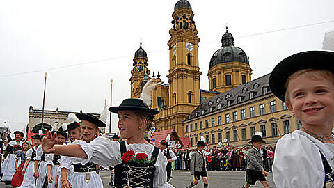 Der große Trachten-Aufmarsch zum Stadtjubiläum.