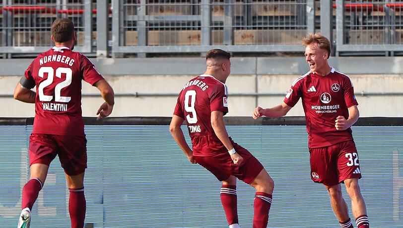 Tim Janisch (r.), hier beim Torjubel im Test gegen Juventus Turin im Sommer, hat sich im Training am Knie verletzt.