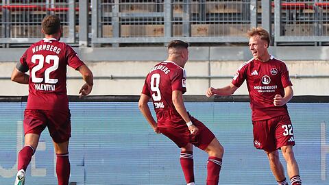 Tim Janisch (r.), hier beim Torjubel im Test gegen Juventus Turin im Sommer, hat sich im Training am Knie verletzt.