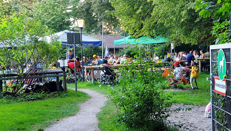 Rund 120 Plätze hat die Isar-Alm versteckt im Grünen der Isarauen. Den Biergarten gibt es seit 2014.