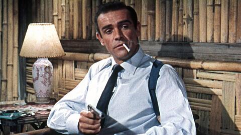 Zigarette im Mundwinkel, verächtlicher Blick: Sean Connery in "James Bond - 007 jagt Dr. No", dem ersten Bond-Film.