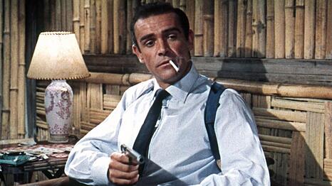 Zigarette im Mundwinkel, verächtlicher Blick: Sean Connery in "James Bond - 007 jagt Dr. No", dem ersten Bond-Film.
