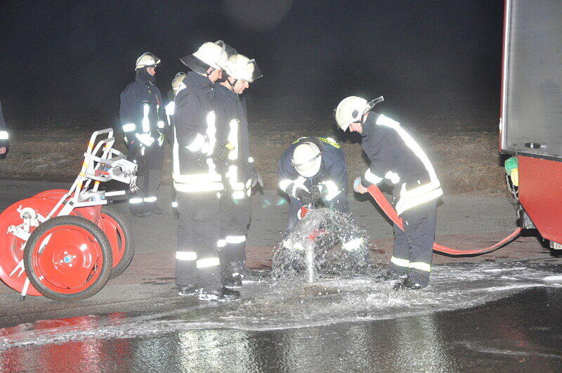 Ein Pkw brennt auf der AÖ2 in Töging am Inn. die Brandursache war vermutlich ein technischer Defekt. Personen wurden nicht verletzt.