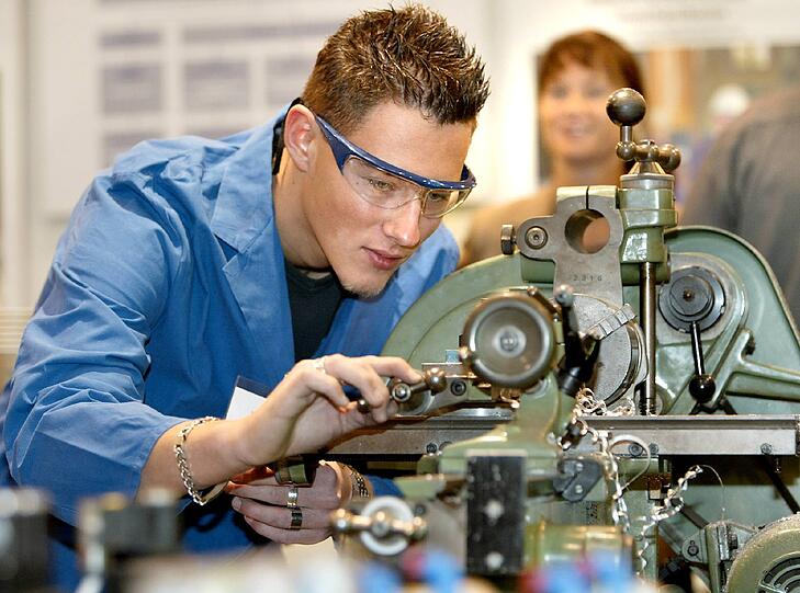 Ein Auszubildener der Industriemechanik. Immer mehr junge Azubis wünschen sich fachliche Betreuung durch Senioren.