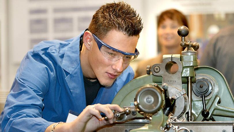 Ein Auszubildener der Industriemechanik. Immer mehr junge Azubis wünschen sich fachliche Betreuung durch Senioren. Ein Auszubildener der Industriemechanik. Immer mehr junge Azubis wünschen sich fachliche Betreuung durch Senioren.