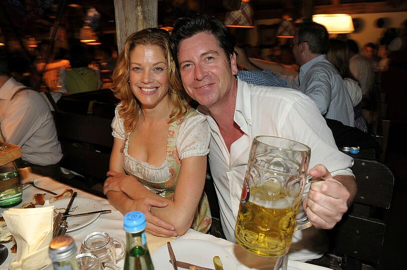 Hier sind ebenfalls Schauspielerin Marie Bäumer und TV-Produzent Jo Fechner anzutreffen: Sie lassen es sich gut gehen.